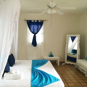 Zimmer mit Kingsize-Bett